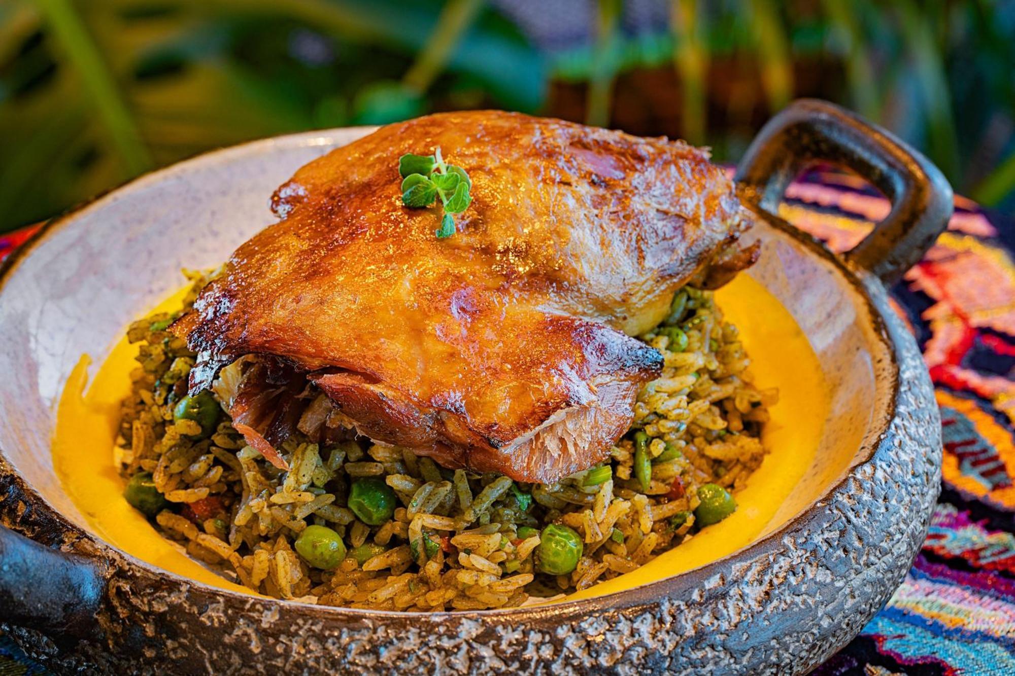 Marriott Resort Palm Jumeirah, دبي المظهر الخارجي الصورة A dish of chicken and rice